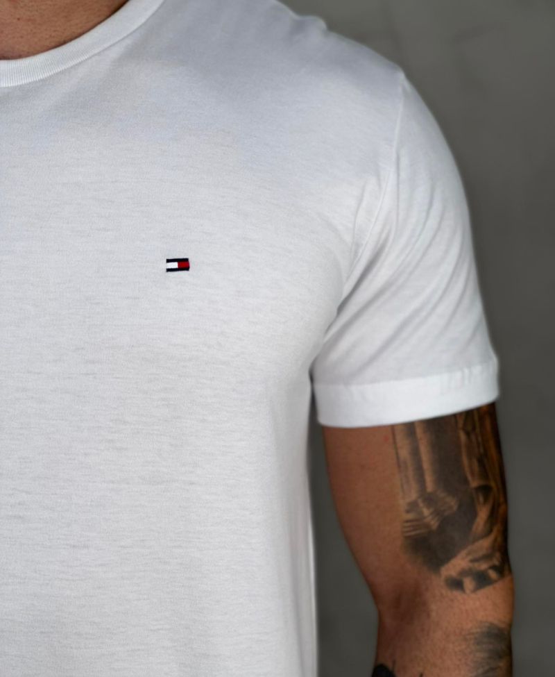 Camiseta Branca Masculina Logo no Peito - Tommy Hilfiger